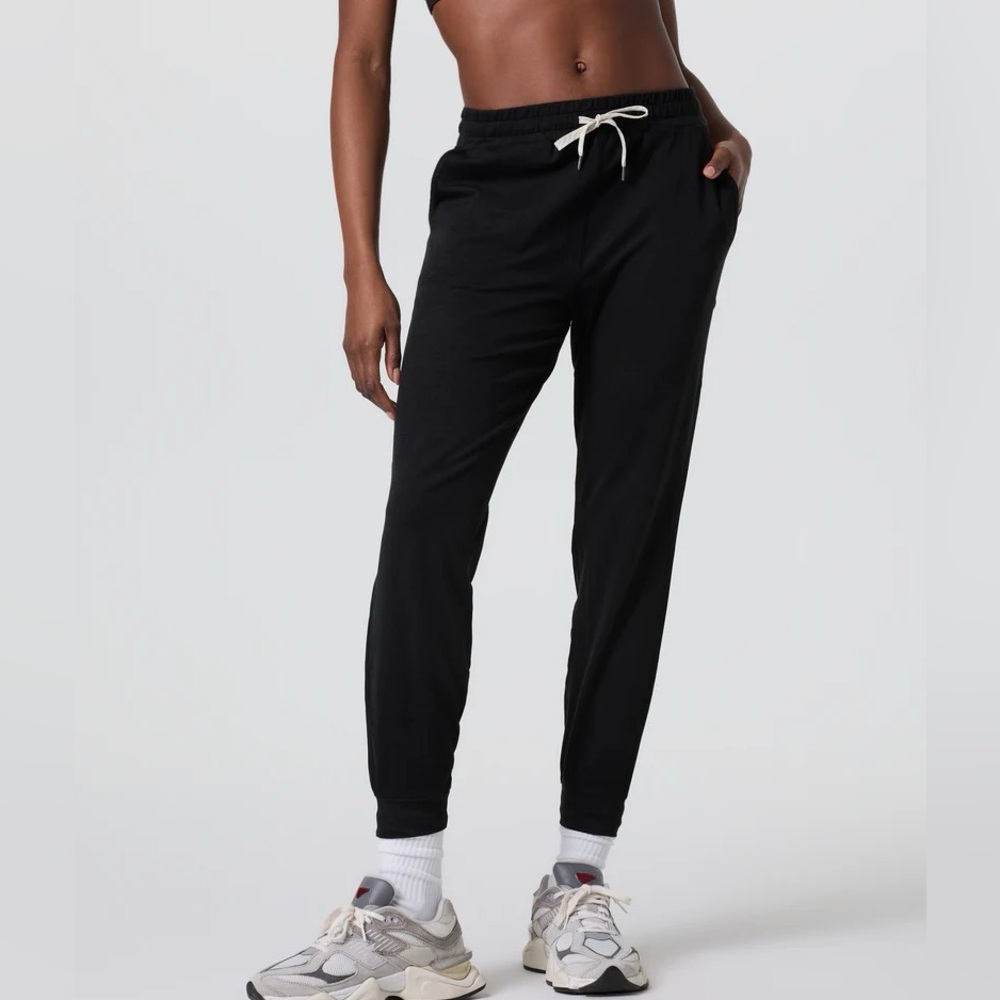 Like New: Vuori Performance Jogger DreamKnit Heather Black Large Regular